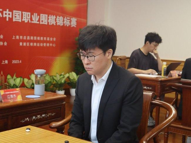 “当然，如果我说圣吉罗斯联合现在在比利时排名第一，而我们带着孩子们来到这里，这并不是一个公平的评价，这真的很难。
